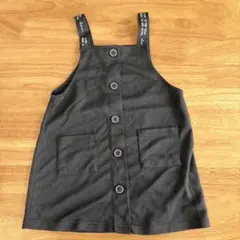 黒いボタン付きジャンバースカート