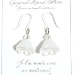 花のピアス☆スワロフスキービーズ＆すずらんビーズ／ホワイト☆樹脂ピアス