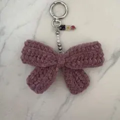 ピンク色 編み物リボンチャーム