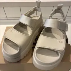 UGG ゴールデングロウサンダルサンダル　23cmのサムネイル