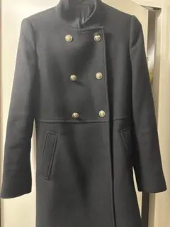 黒のダブルブレストコート