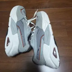 新品　PUMA × emmi　別注　スニーカーのサムネイル