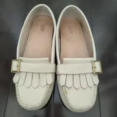 UGG ホワイトレザーモカシン　22.5cmのサムネイル