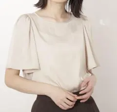 【新品】ナチュラルビューティーベーシック　サテンフレアスリーブブラウス
