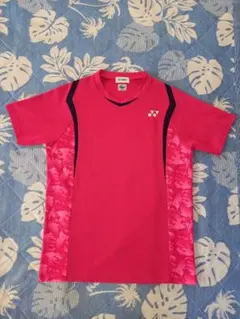 YONEX ピンク Vネックシャツ