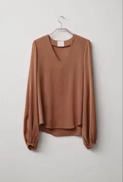 ロワン　loin. 　シルクブイネックブラウス、　井川遥