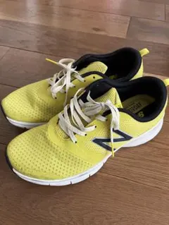 New Balance イエロー ランニングシューズ