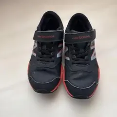 New Balance キッズスニーカー ブラック/レッド