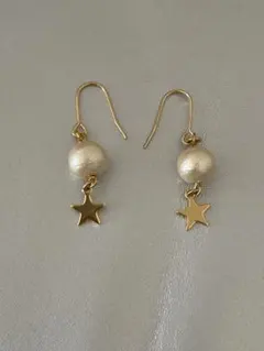 アイボリー パール風 フックピアス 星型チャーム付き