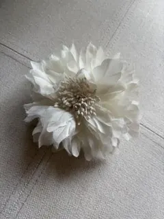 ホワイトフラワーブローチ　花　コサージュ　髪飾り