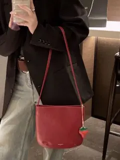 夏 赤いレザーバッグ ヌメ革 ショルダーバッグ いちごチャーム付き コンパクト