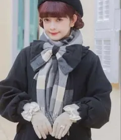 グレーとブラックのチェック柄マフラー