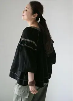 【hug o war 】フォークロアスモッキング刺繍ブラウス・ベージュ