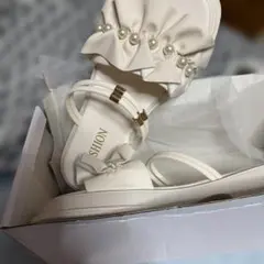 オフホワイトサンダルのサムネイル
