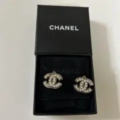 CHANEL CCロゴ ラインストーン シルバー スタッドピアス - メルカリ