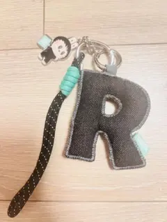 ラブブデニム「R」型キーホルダーとキャラクター付き