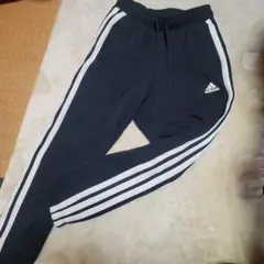 adidas ブラック orグレー ジャージパンツ