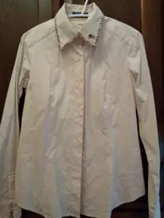 バーバリーブルーレーベル襟チェック襟赤ロゴ刺繍ピンク長袖シャツ