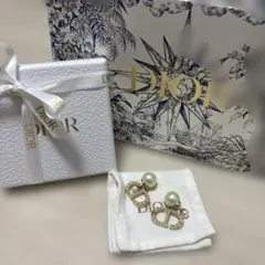 Dior パール付きロゴデザインピアス