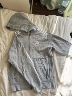 adidas ESSENTIALS PLUS グレーパーカー