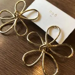 【No.273】可愛いクラシカルおおぶり華奢ゴールドフラワー花一粒ピアス新品上品