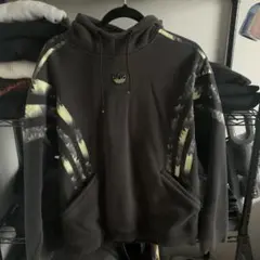 adidas グラフィックパーカー 黒/イエロー