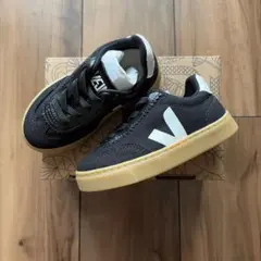 新品未使用　VEJA ブラック スニーカー　25のサムネイル