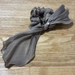 リボン付きシュシュ グレー 光沢素材のサムネイル