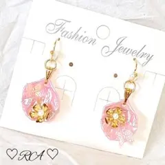 ハンドメイド　ピンクの花びら…オーロラ蝶々とパールFlowerのアシンメトリー