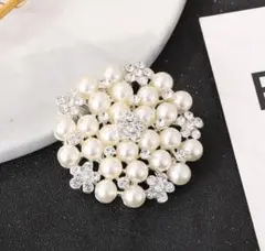 ブローチ　パール　フラワー　ホワイト　入学式　卒業式　入園式　卒園式　結婚式