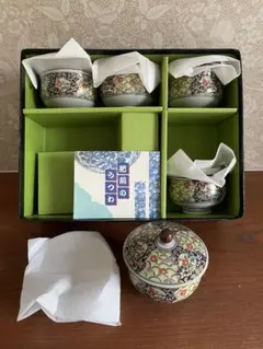 有田焼　花柄の蓋付き湯飲み5個セット　肥前のうつわ　湯呑み茶碗 蓋付き 5客