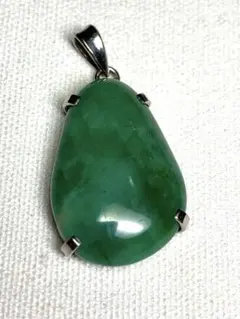 大粒糸魚川本翡翠滴型ペンダント pt900