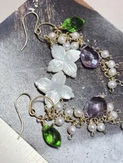 14kgfマザーオブパールフラワーカービングロングピアス