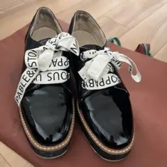 黒の厚底ローファー ロゴリボン付き