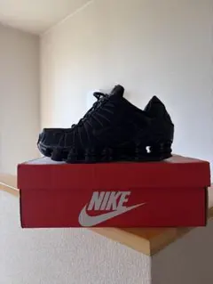 NIKE Shox R4 ブラック スニーカーのサムネイル