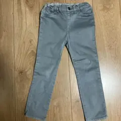 グレー ストレートパンツ Dのロゴタグ付き