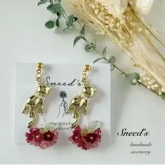 ▪ゴールドぶら下がり猫チャーム×花束❀.*・゜チャームピアス／イヤリング