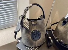 グレー バケットバッグ Mロゴ付き