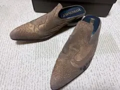 【HIROMUT AKAHAR A】スタッズ付きスエードミュールのサムネイル