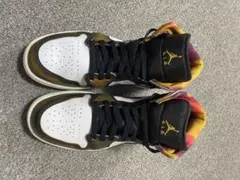 Air Jordan 1 Mid SE スニーカー ホワイト/ブラック/ゴールド