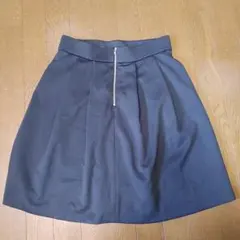 ダークグレー 前面ジッパー付きプリーツスカート