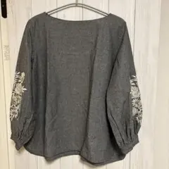 and myera 花柄刺繍 グレー バルーンスリーブシャツのサムネイル