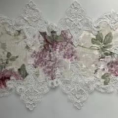花柄に周囲レースのテーブルクロスです。
