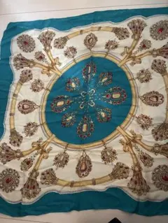 ターコイズ色の装飾的な大判スカーフ