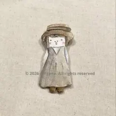 【ハンドメイド】石粉粘土 陶器風 ブローチ ジャンパースカートのおかっぱさん