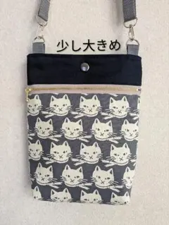少し大きめスマホポーチ　ハンドメイド　スカーフをした猫　グレー