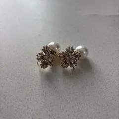 【結婚式】ブライダル　フラワーモチーフ パール風 ビジューピアス