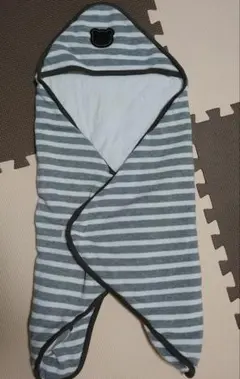 フード付きおくるみ グレーとホワイトストライプ 冬素材