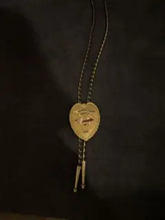 金色のバッジ型ネックレス