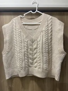 アイボリー ケーブル編み Vネックニットベスト　GU